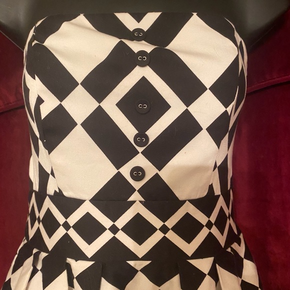 Beautiful strapless dress , just above the knee. - Picture 4 of 6